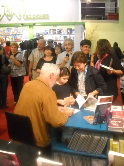 Menapace firma en el stand